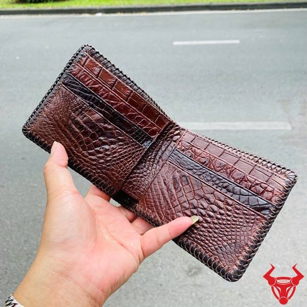 Ví đan viền da bụng cá sấu nâu đất với phong cách thời trang, đẳng cấp và bền bỉ.