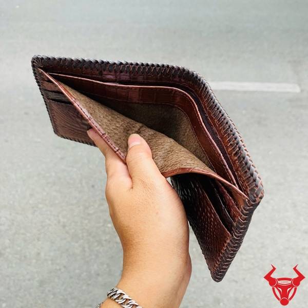 Ví da bụng cá sấu VEA8 màu nâu đất sang trọng, cao cấp và hoàn thiện tinh xảo.