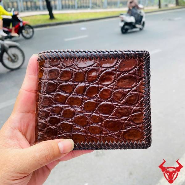 Ví da bụng cá sấu màu nâu đất thiết kế cao cấp, bền đẹp và phù hợp nhiều phong cách.