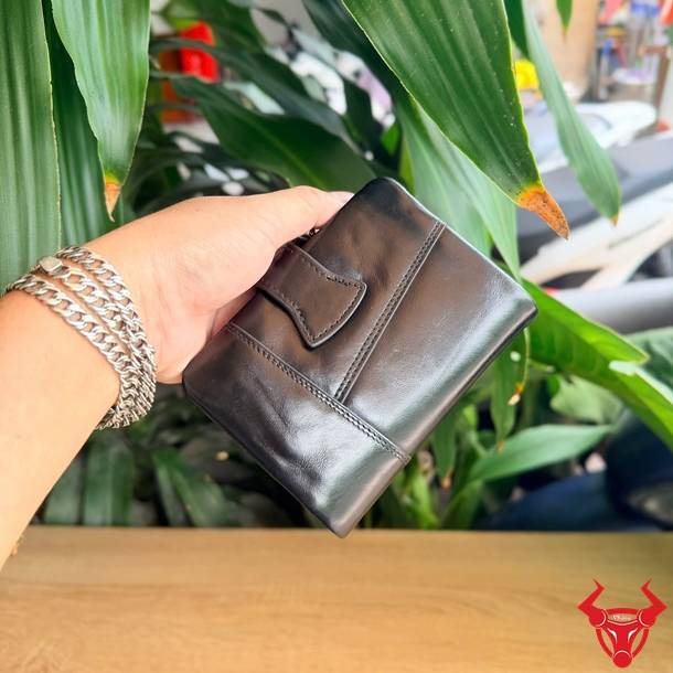 Ví da bò thật cao cấp, gọn nhẹ, nhiều ngăn và dễ sử dụng.