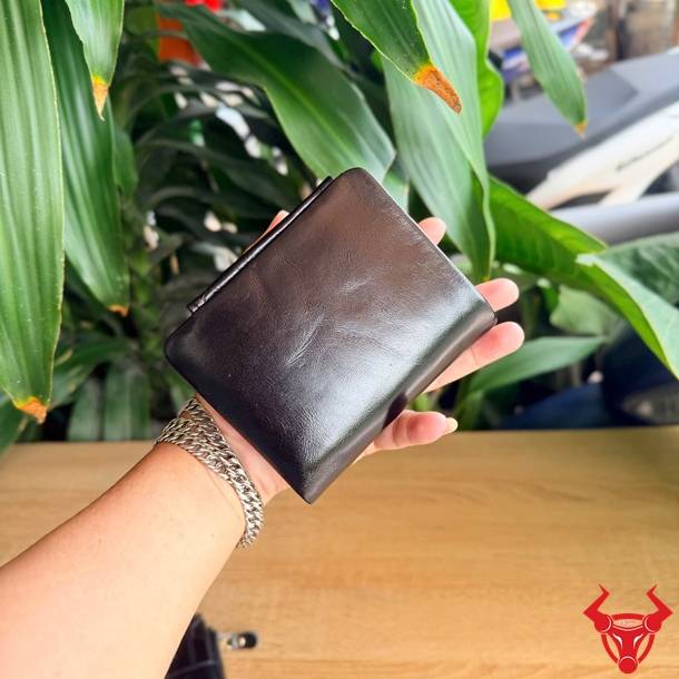 Ví da bò màu đen cao cấp, nhiều ngăn tiện dụng và phong cách lịch lãm.