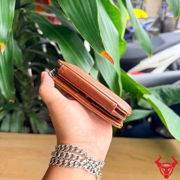 Ví da bò màu nâu cao cấp, nhiều ngăn tiện dụng và bền đẹp theo thời gian.