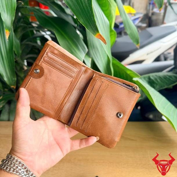 Ví đứng nam da bò cao cấp với nhiều ngăn và phong cách thời trang.
