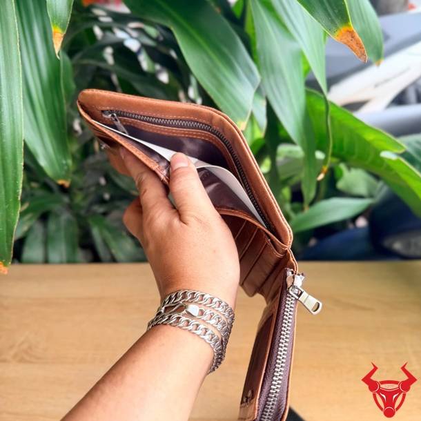 Ví da bò màu nâu đẹp tự nhiên, bền bỉ và tiện dụng mỗi ngày.