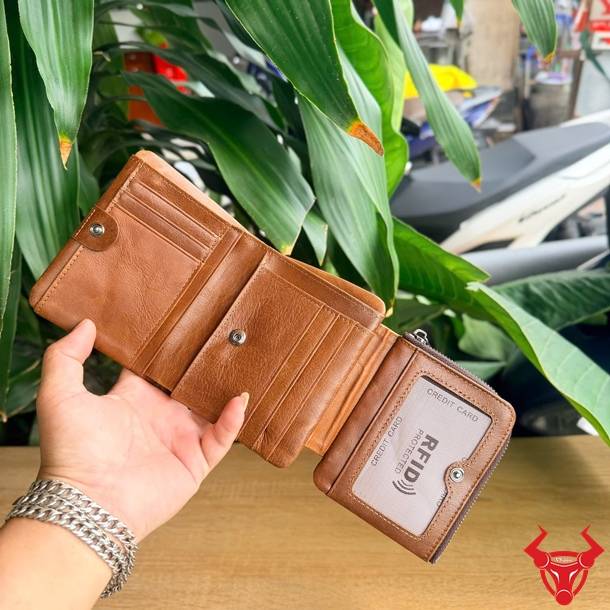 Ví da bò thật cao cấp, thiết kế đẹp và dễ sắp xếp đồ dùng.