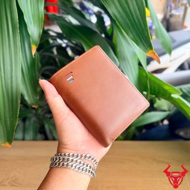Ví da bò bền bỉ, nhiều ngăn và phù hợp nhiều phong cách.