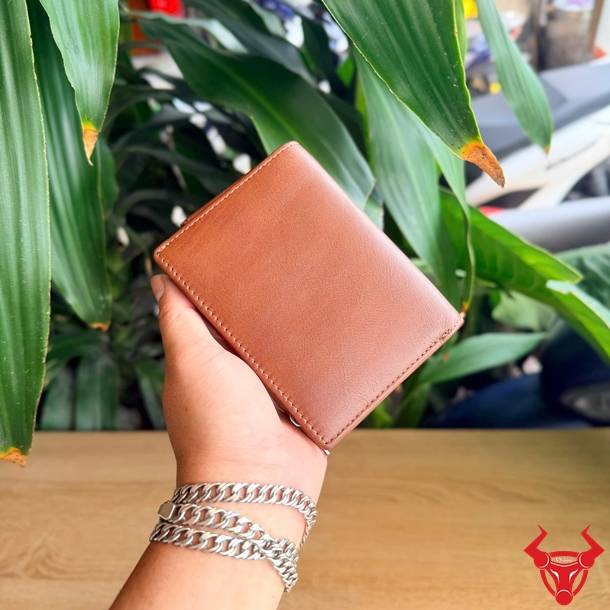 Ví da bò màu nâu đẹp mắt với nhiều ngăn chứa tiện lợi.