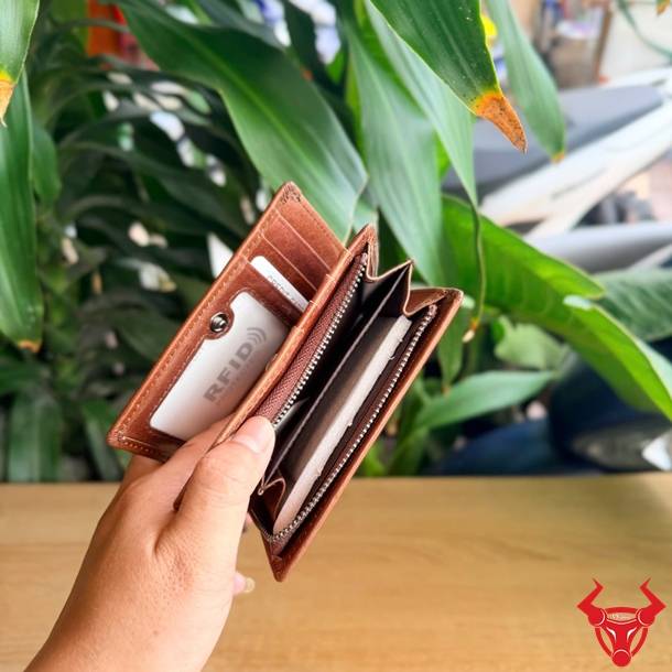 Ví da bò màu nâu cao cấp, nhiều ngăn tiện dụng và phong cách lịch lãm.