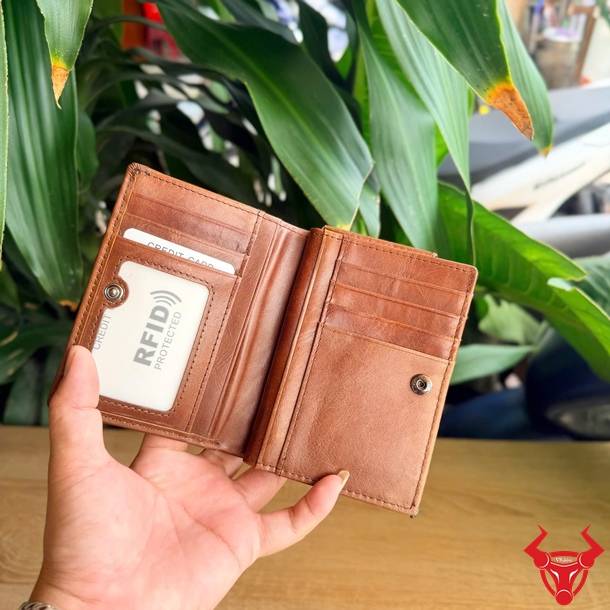 Ví đứng nam da bò cao cấp với thiết kế thời trang và tiện dụng.
