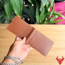 Ví da bò màu nâu thanh lịch, nhỏ gọn, phù hợp cho công việc và cuộc sống hằng ngày.