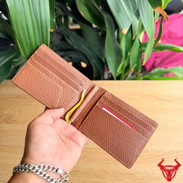 Ví kẹp tiền da bò màu nâu giúp lưu trữ gọn gàng, tạo điểm nhấn thời trang tinh tế