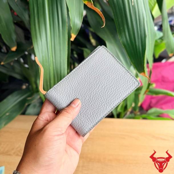 Ví kẹp tiền da bò màu xám gọn nhẹ, tiện ích, phù hợp cho công việc và di chuyển.