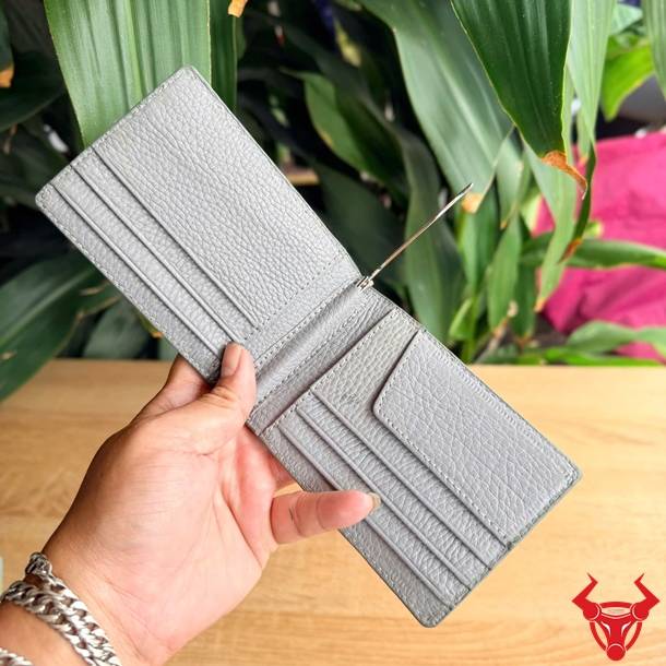 Ví da bò màu xám thiết kế tối giản, nhỏ gọn và mang phong cách nam tính hiện đại.