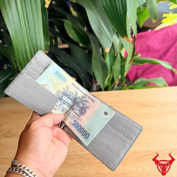 Ví kẹp tiền nhỏ gọn, tiện lợi, dễ kết hợp cùng nhiều phong cách thời trang nam.