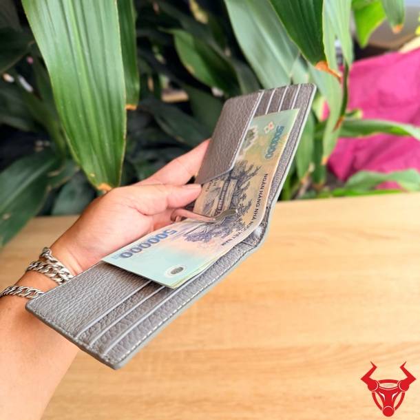 Ví da bò màu xám thanh lịch, mỏng nhẹ, đáp ứng nhu cầu sử dụng mỗi ngày.