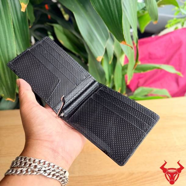 Ví kẹp tiền da cá sấu màu đen nhỏ gọn, tinh tế và tiện dụng trong mọi tình huống.
