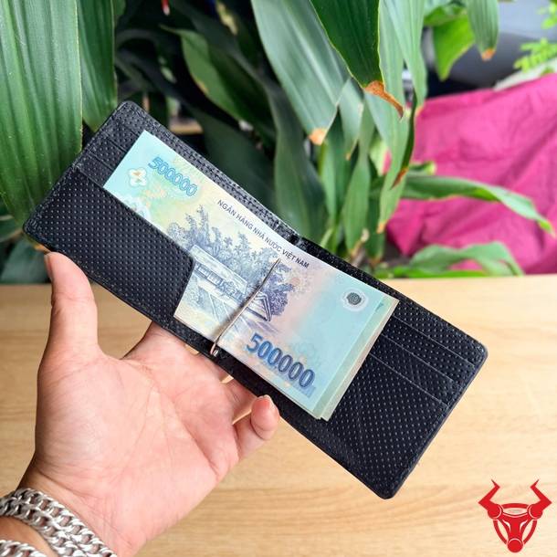 Ví da bụng cá sấu màu đen thanh lịch, tiện dụng và phù hợp nhiều phong cách.