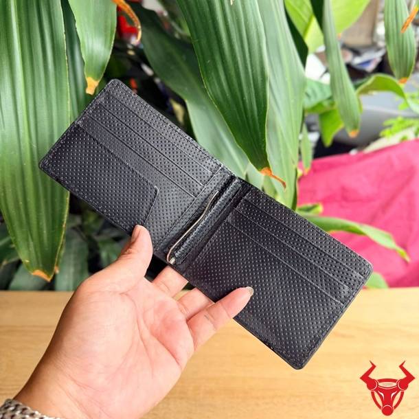Ví kẹp tiền da bụng cá sấu nhỏ gọn, tiện lợi và nổi bật với vân da tự nhiên.