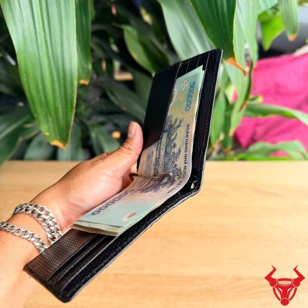 Ví da cá sấu màu đen thiết kế tối giản, gọn nhẹ và phù hợp sử dụng hằng ngày.