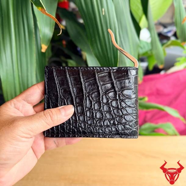 Ví kẹp tiền da bụng cá sấu màu đen nhỏ gọn, thời trang và tiện dụng cho nam giới.