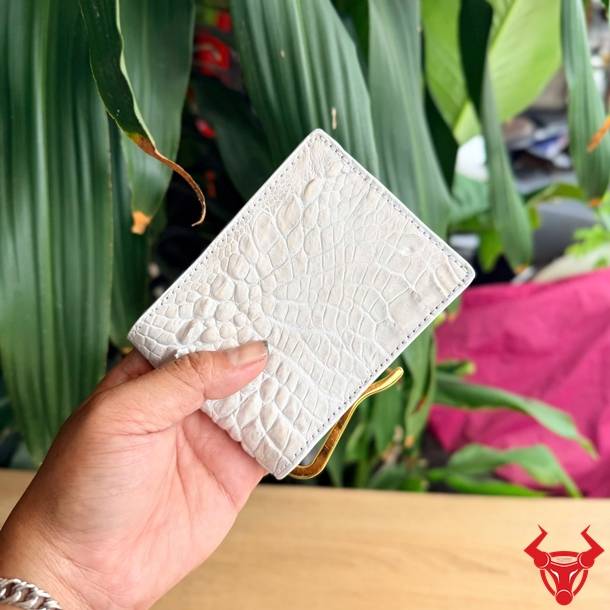 Ví kẹp tiền da cá sấu màu bạch tạng sang trọng, gọn nhẹ và phù hợp sử dụng hằng ngày.
