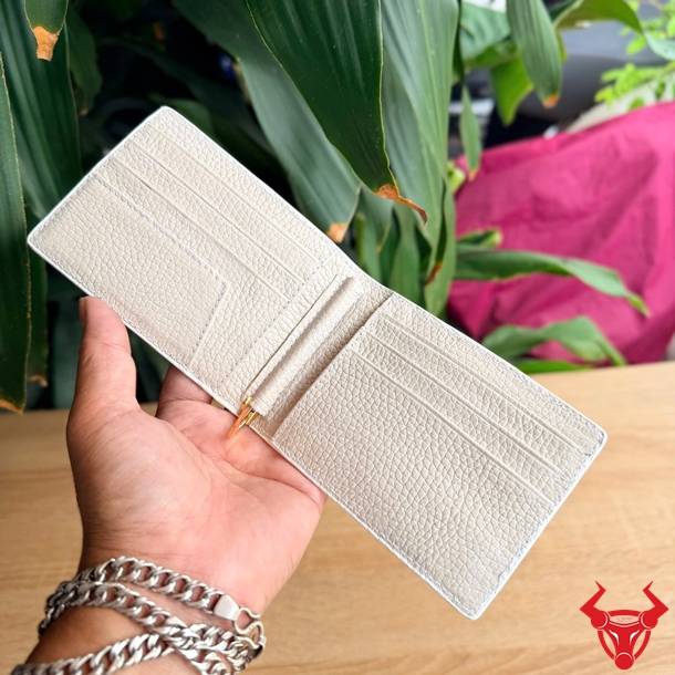 Ví da cá sấu gai tay cao cấp, nhỏ gọn, tiện dụng và mang vẻ đẹp độc đáo.