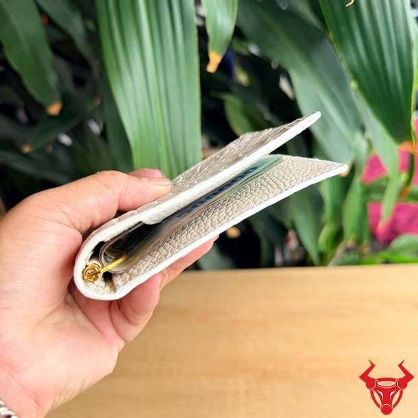 Ví da cá sấu gai tay màu bạch tạng giúp khẳng định phong cách lịch lãm và tinh tế.
