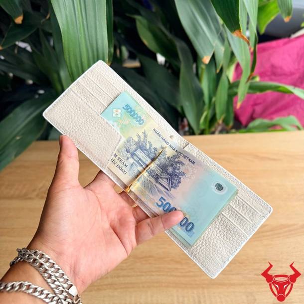 Ví kẹp tiền nhỏ gọn, tiện lợi, nổi bật với da cá sấu gai tay màu bạch tạng.