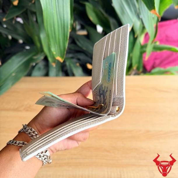Ví da cá sấu bạch tạng thiết kế thanh lịch, nhỏ gọn và phù hợp nhiều phong cách.