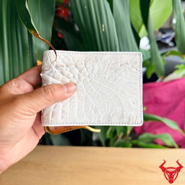 Ví kẹp tiền da cá sấu gai tay màu bạch tạng nhỏ gọn, thời trang và tiện dụng.