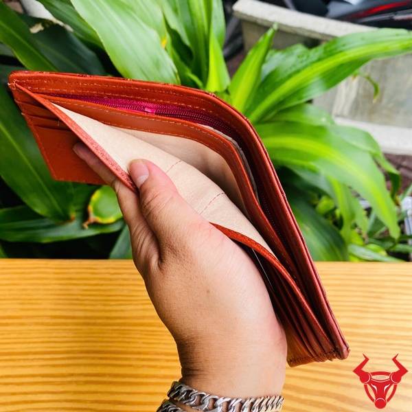 Ví da gai đuôi cá sấu mini màu nâu đỏ tiện dụng, bền đẹp và thời trang.