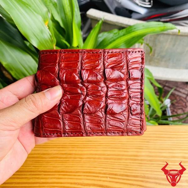 Ví nam da gai đuôi cá sấu màu nâu đỏ với thiết kế hiện đại và chất liệu cao cấp.