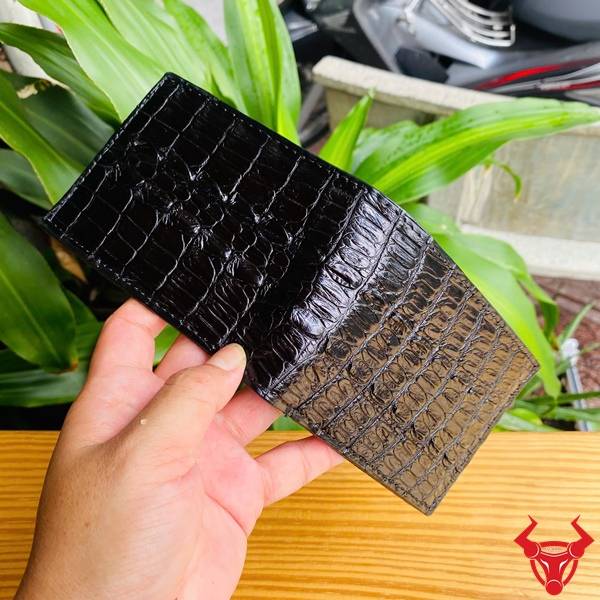 Ví Da Gai Lưng Cá Sấu VFA1 Màu Đen Thời Trang Và Độc Đáo Ví da gai lưng cá sấu VFA1 màu đen nhỏ gọn, cao cấp và độc đáo cho nam giới.
