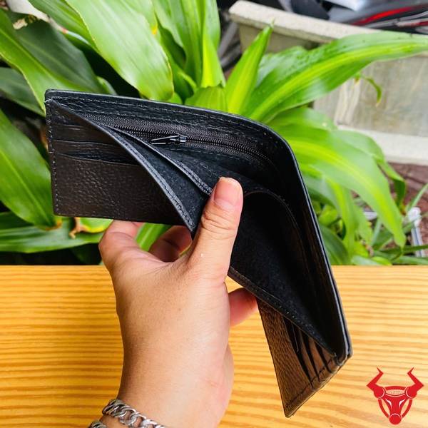 Ví Mini Da Gai Lưng Cá Sấu VFA1 Màu Đen Chính Hãng Ví da gai lưng cá sấu mini màu đen gọn nhẹ, bền đẹp và phù hợp sử dụng hằng ngày.
