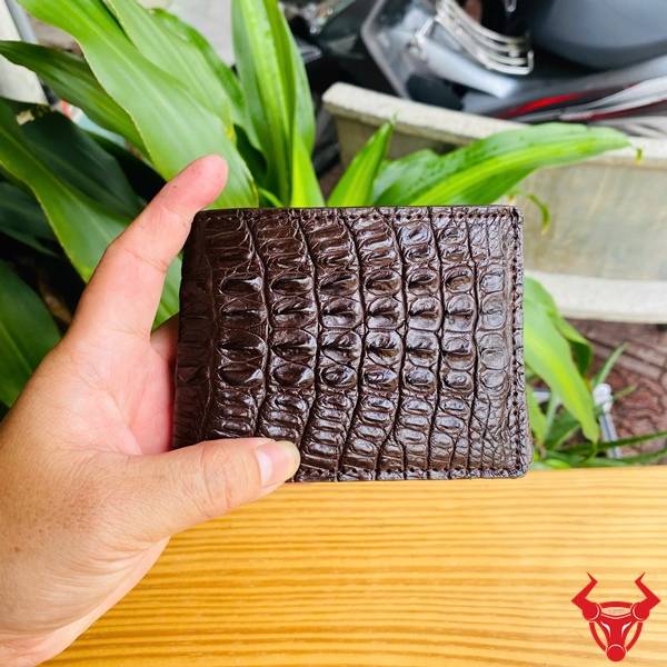 Ví nam da gai lưng cá sấu màu nâu đất với thiết kế hiện đại và chất liệu cao cấp.
