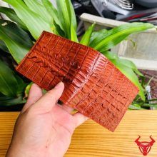Ví mini da gai lưng cá sấu màu nâu đỏ cao cấp, nhỏ gọn và đầy phong cách.