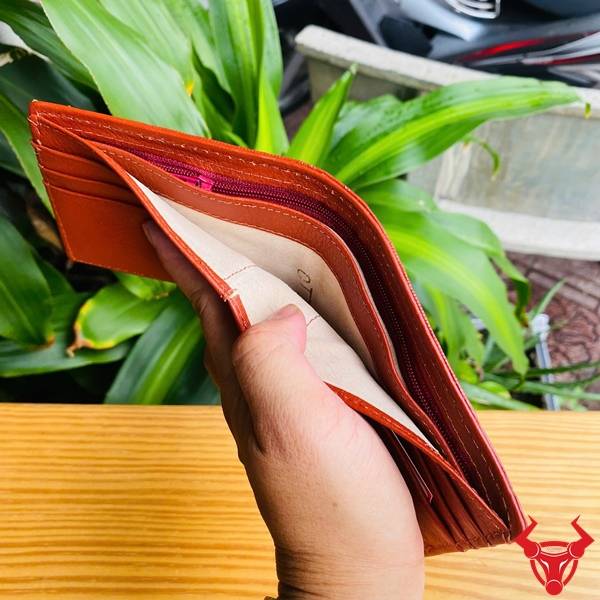 Ví nam da gai lưng cá sấu màu nâu đỏ với thiết kế hiện đại và chất liệu cao cấp.