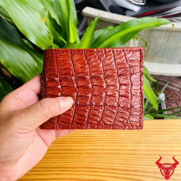 Ví da gai lưng cá sấu mini màu nâu đỏ tiện dụng, bền đẹp và thời trang.