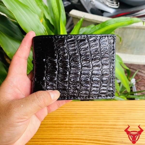 Ví Nam Da Gai Lưng Cá Sấu Mini VFA1 Màu Đen Nhỏ Gọn Ví nam da gai lưng cá sấu màu đen với thiết kế hiện đại, cao cấp và bền đẹp.