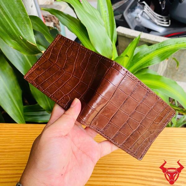 Ví mini da bụng cá sấu màu nâu đất, vân đẹp, cao cấp và nhỏ gọn.