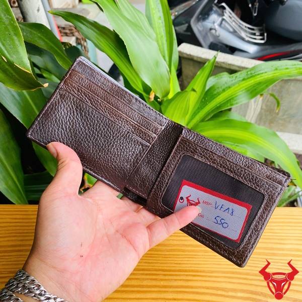 Ví da bụng cá sấu mini nâu đất với kiểu dáng gọn nhẹ, tiện lợi và thời trang.