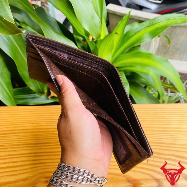 Ví mini da bụng cá sấu VFA8 nâu đất cao cấp, vân đẹp và dễ dàng mang theo.