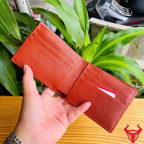 Ví nam mini da bụng cá sấu màu nâu đỏ sang trọng, vân đẹp và tiện dụng.