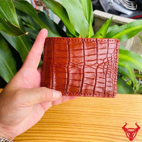 Ví mini da bụng cá sấu nâu đỏ, vân đẹp, cao cấp và nhỏ gọn.