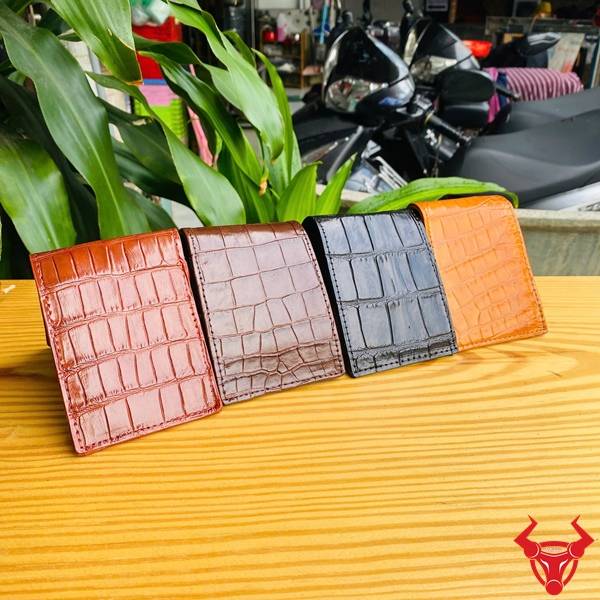 Ví da bụng cá sấu VFA8 màu đen tinh xảo, nhỏ gọn và sang trọng cho quý ông.
