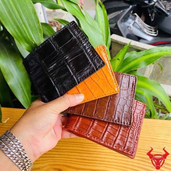 Ví mini da bụng cá sấu màu đen cao cấp, lịch lãm và tiện dụng cho nam giới.