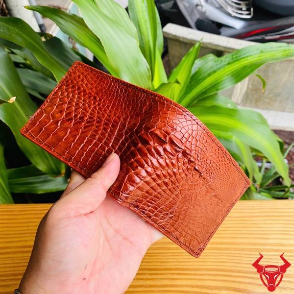 Ví Da Cá Sấu Gai Tay VFA5 Màu Nâu Đỏ Thời Trang Và Độc Đáo Ví da cá sấu gai tay VFA5 màu nâu đỏ nhỏ gọn, cao cấp và độc đáo cho nam giới.