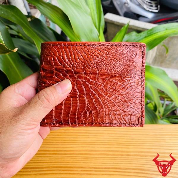 Ví Nam Da Cá Sấu Gai Tay Mini VFA5 Màu Nâu Đỏ Nhỏ Gọn Ví nam da cá sấu gai tay màu nâu đỏ với thiết kế hiện đại và chất liệu cao cấp.