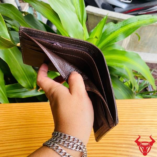 Ví da cá sấu gai tay mini màu nâu đất tiện dụng, bền đẹp và thời trang.