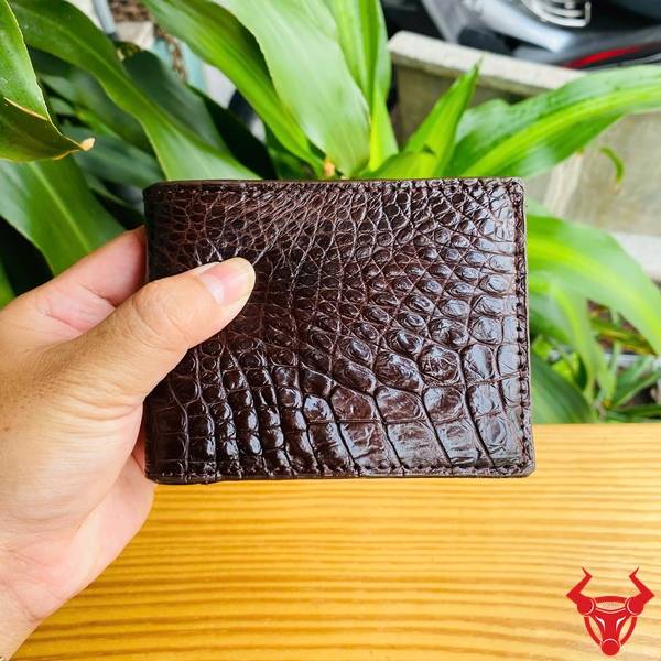 Ví nam da cá sấu gai tay màu nâu đất với thiết kế hiện đại và chất liệu cao cấp.